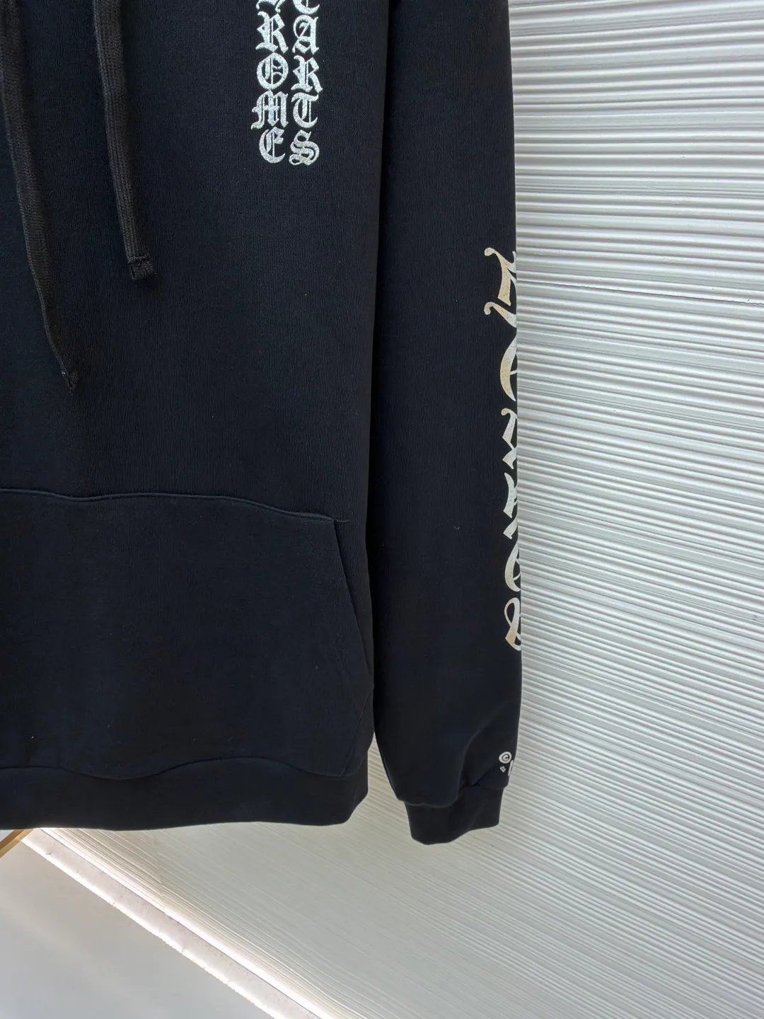 P410 Chrome Hearts 1988 limited edition sweatshirt ●Original version: Purchased and developed for 7999 ●Item number: 1680865-A75 ●Fabric: 100% cotton ●Technology: Ink printing ●Version: loose fit ●Weight: about 880g ●Size: S-M-L ●Description: The fabric is made of 420g fleece cotton. Printing uses a variety of printing techniques, including thermoset ink printing. The overall wiring is straight and delicate, the fabric is comfortable and soft, and the color is consistent without color difference. It can be matched with the same style to create a fashionable look and control various occasions. Customized accessories, complete with three standards, same style for men and women!